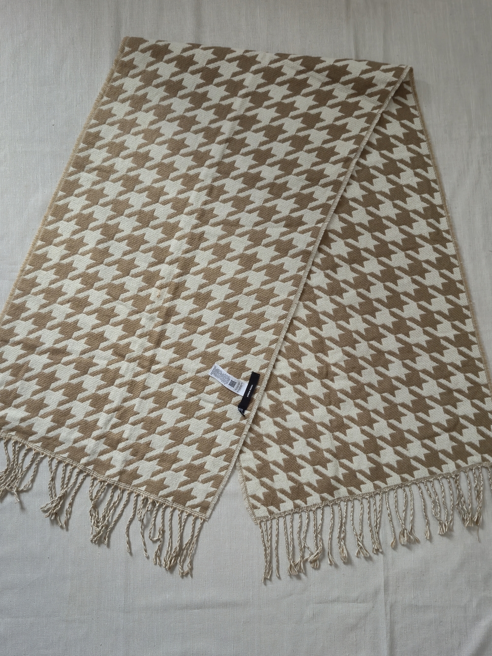 Vero Moda Beige and Cream Houndstooth Fringe Scarf